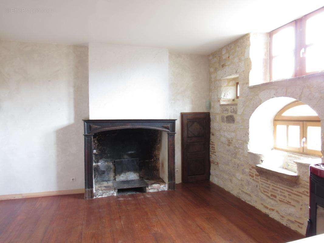 Grande maison medievale  de village entierement renovee dpe en b avec une petite maison qui sert de garage   290000€ - photo 8