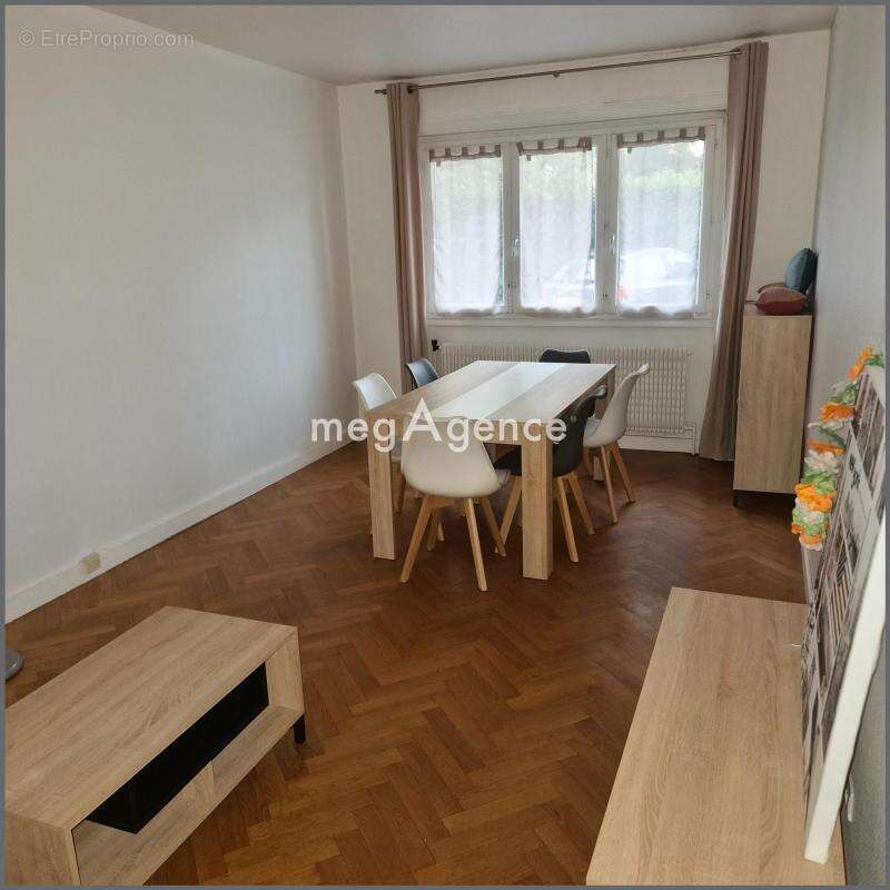 Écully – T1 bis rénové et meublé au cœur d'une résidence de standing avec piscine et tennis - photo 2