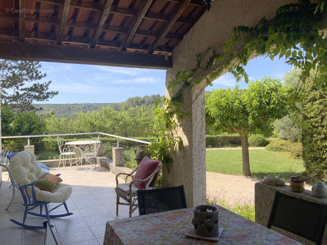 Villa de plain pied au calme , terrain avec piscine et vue dégagée. - photo 6