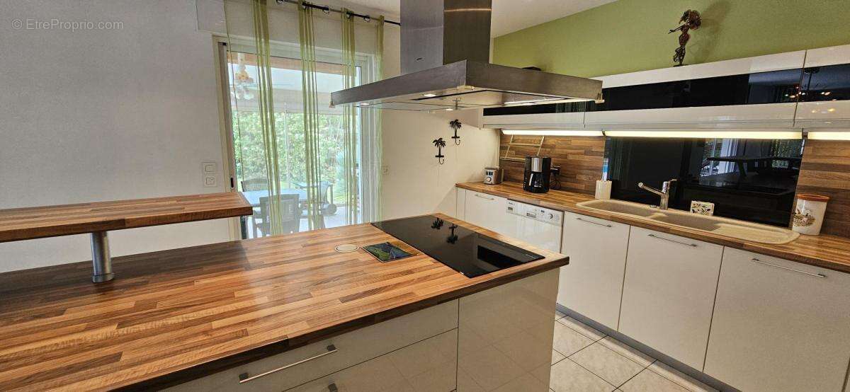 Maison 240 m² à Saint-Clement-De-Riviere  - photo 8