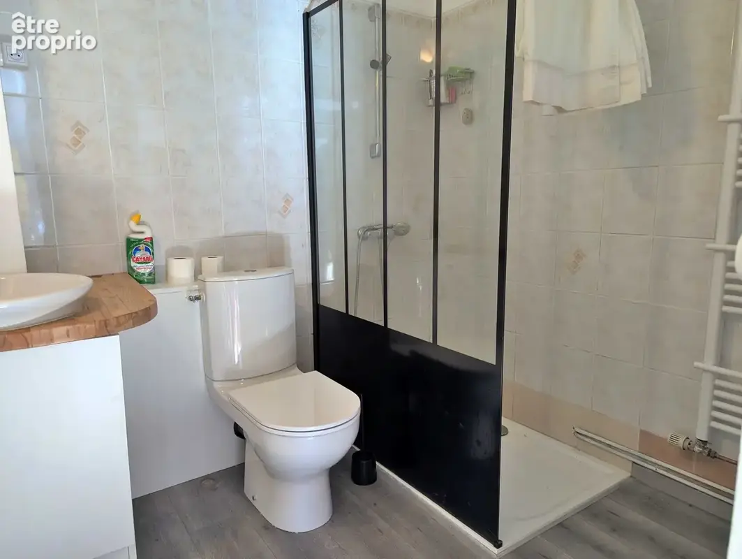 salle d\'eau avec wc à Crain