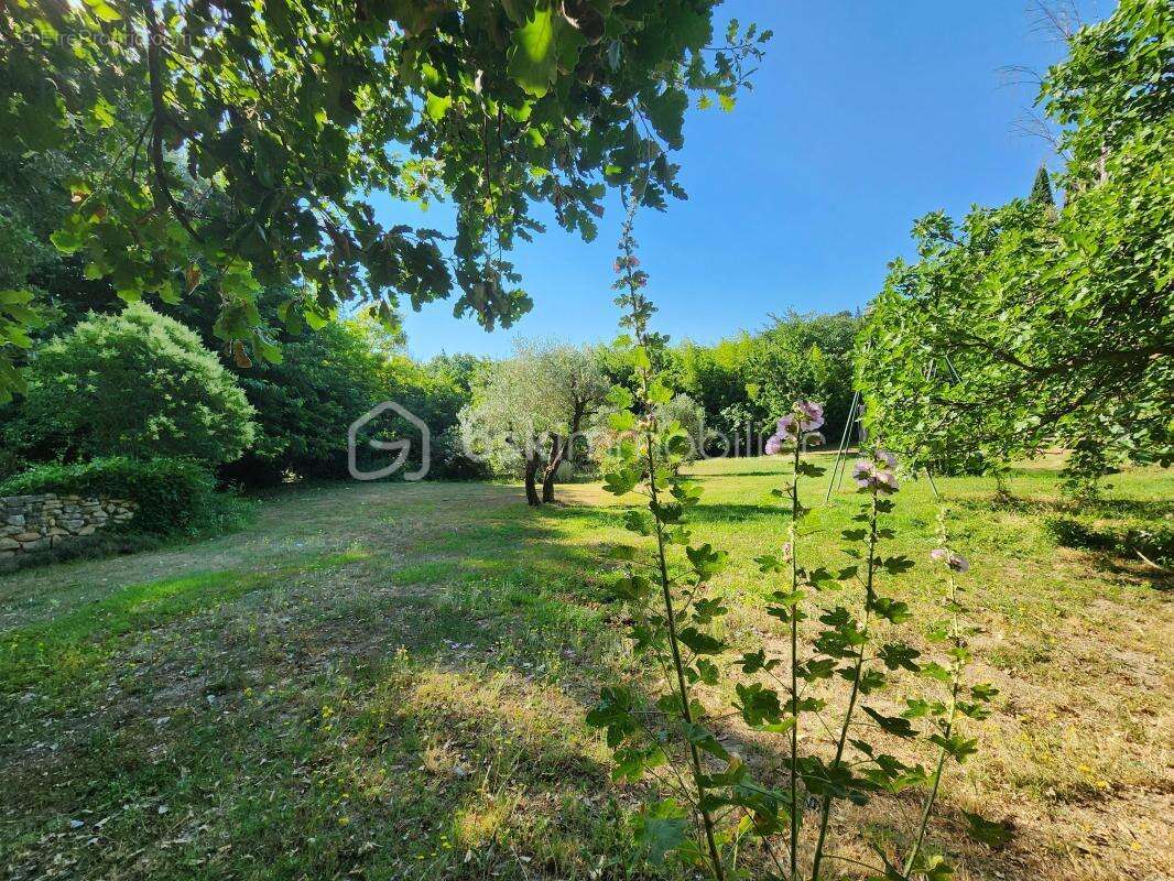 Batisse avec 5 chambres sur 3000m² de terrain avec piscine - photo 8
