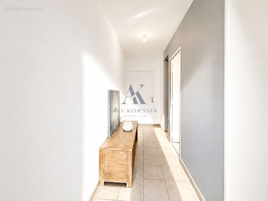 Vénissieux Centre   T2 récent 39 m2 avec balcon - photo 3