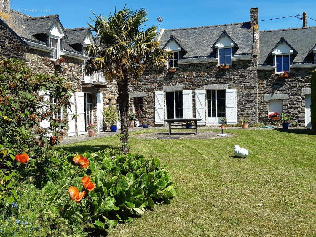 Une élégante maison en pierre au charme intemporel - photo 10