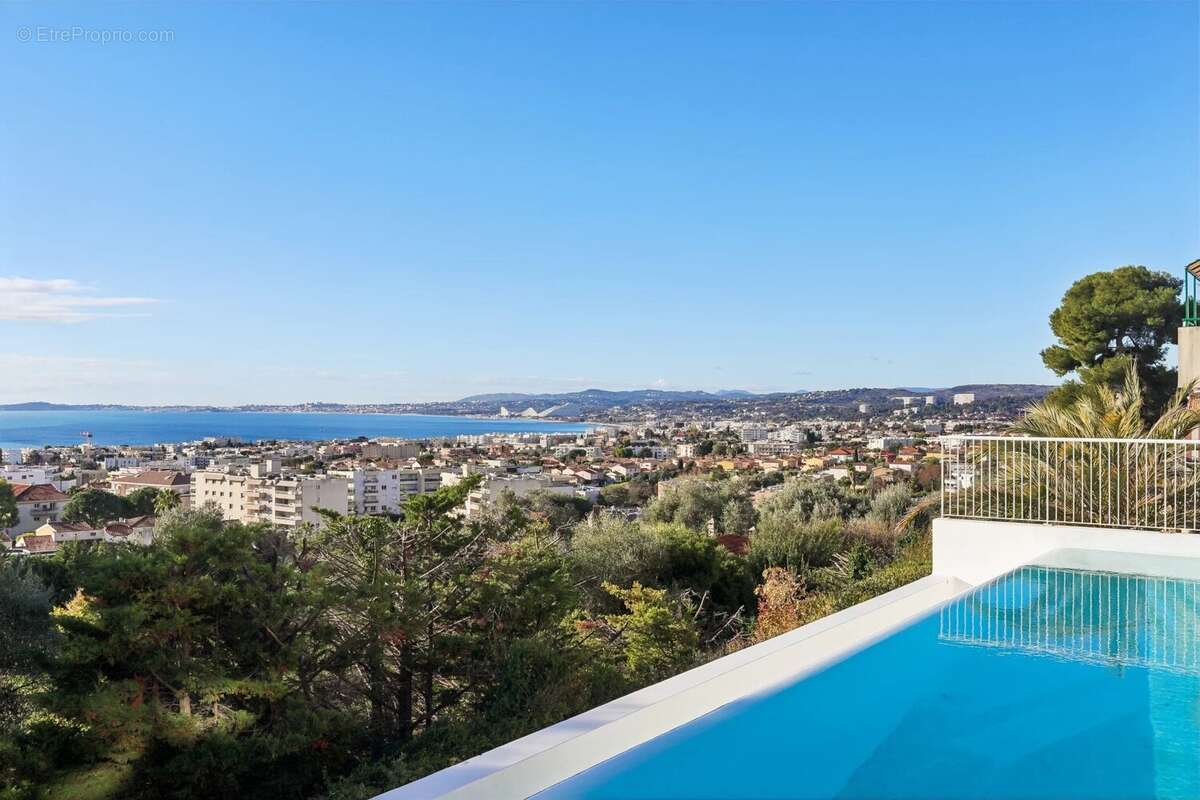 Appartement à SAINT-LAURENT-DU-VAR