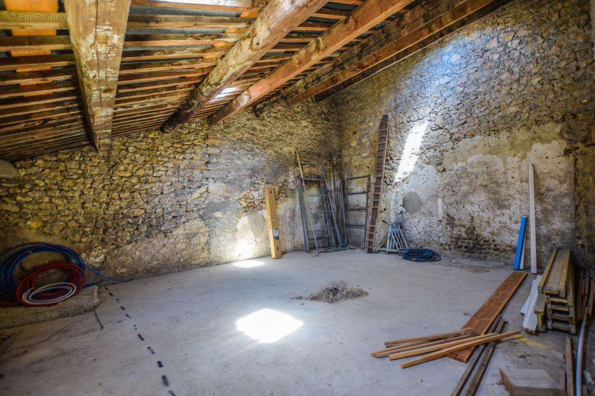 Maison de village rénovée, DPE B et potentiel unique d'espace supplémentaire d'environ 130 m² - photo 13