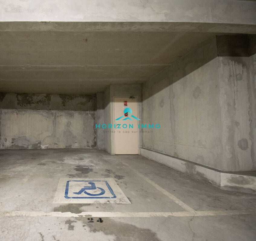 Parking à SAINT-LAURENT-DU-VAR