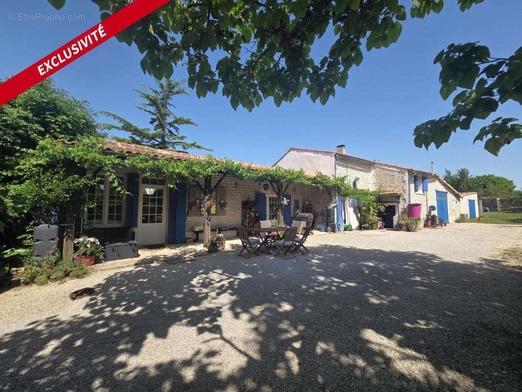 Maison 173 m² avec studio indépendant, piscine et 2 garages - Essouvert 17400 - photo 18