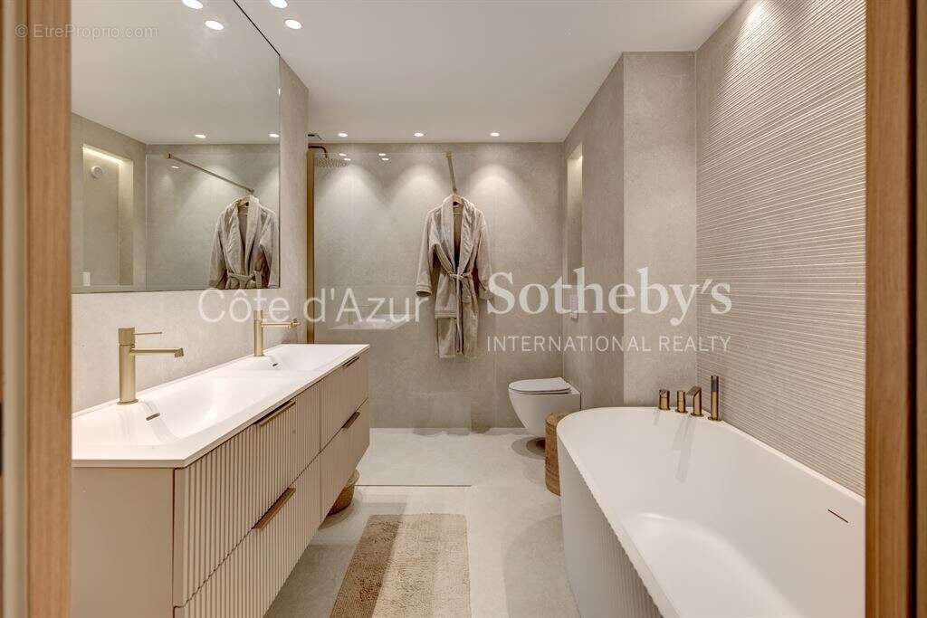 Cannes La Californie : Appartement rénové 122 m² avec vue mer et terrasse - photo 11