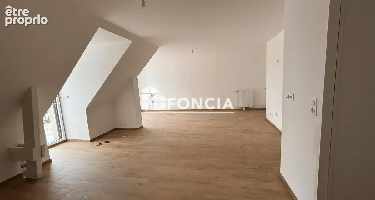 DERNIER ÉTAGE lumineux appartement T4, belle terrasse orientée Sud, vue dégagée, double garage, prestations de qualité - photo 4