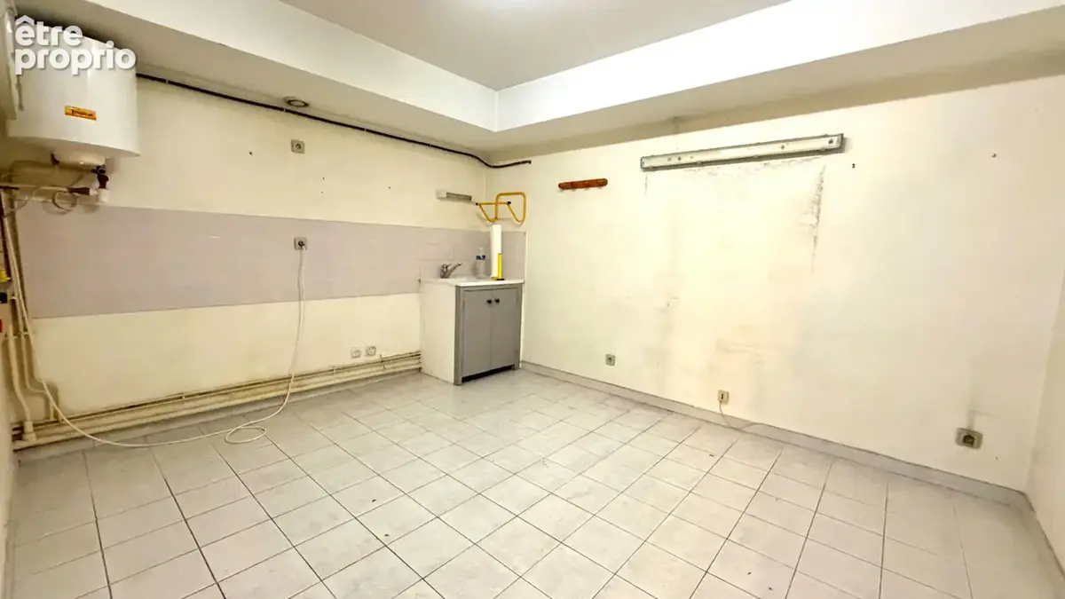 Local commercial de 303.48 m2 avec bureaux vitrines proche centre ville - photo 6