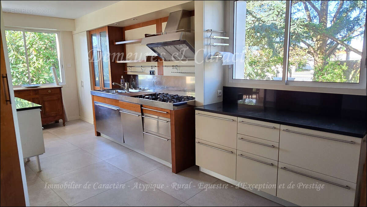 Maison, sauna, piscine intérieur, grands garages fermés - photo 7
