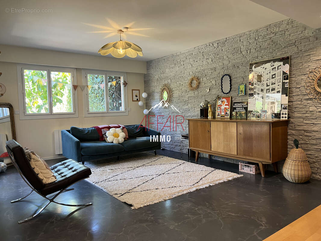 Appartement à COLLONGES-SOUS-SALEVE