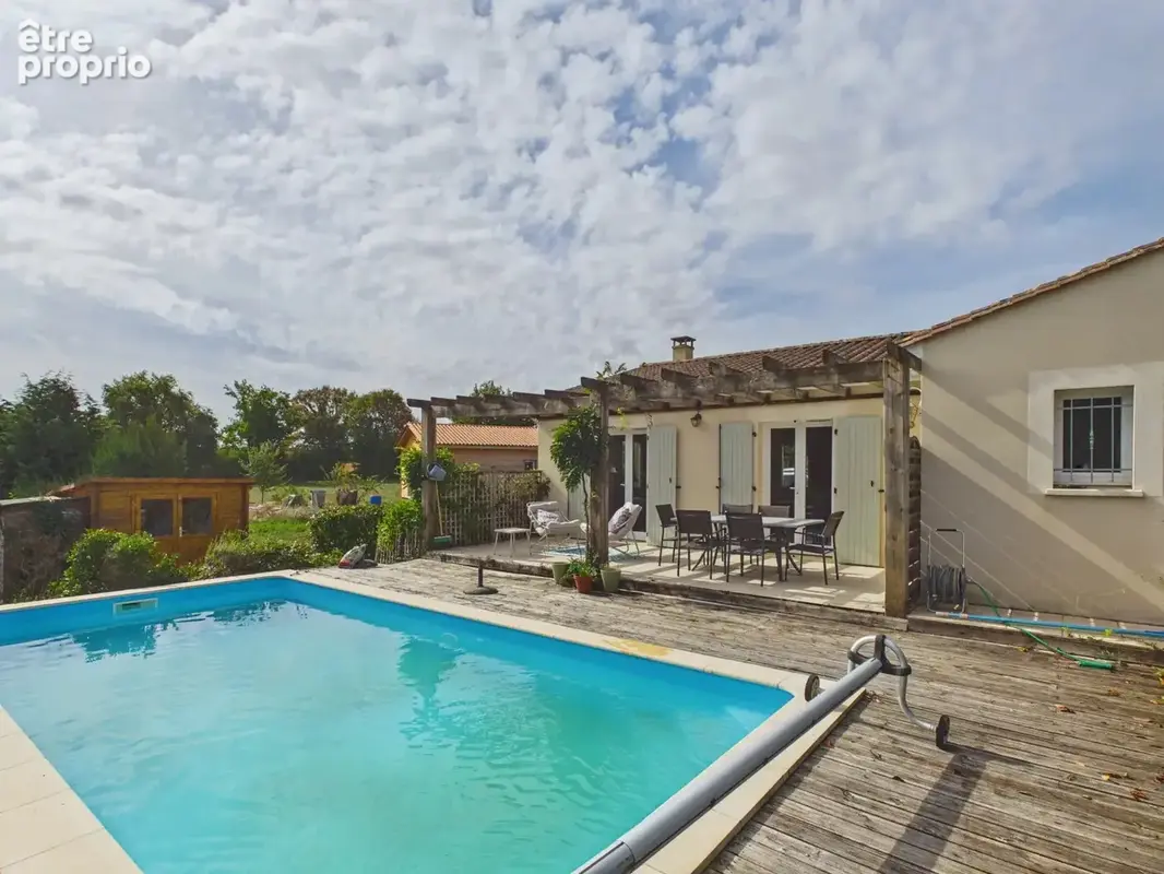 Belle maison de plain-pied avec piscine et jardin - photo 2