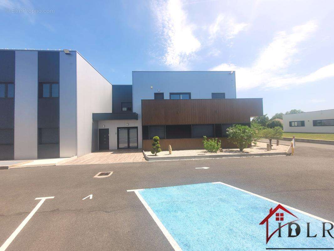 Coubert - batiment commercial + appartement - photo 3