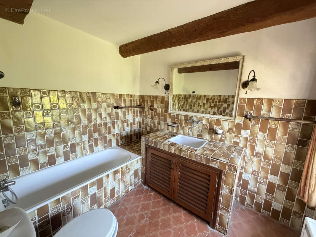 A vendre authentique maison en pierre t9 avec terrain de 3 hectares - 83150 bandol - photo 14