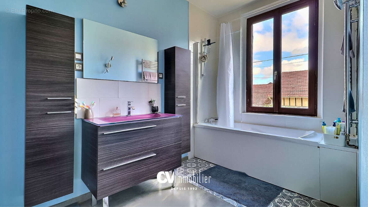 Maison à SAINT-ETIENNE-DU-VAUVRAY