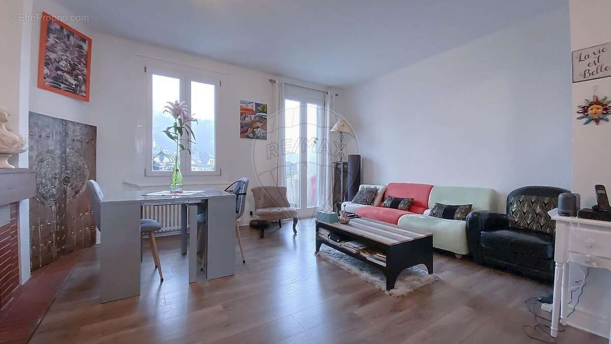 Appartement à ETREMBIERES