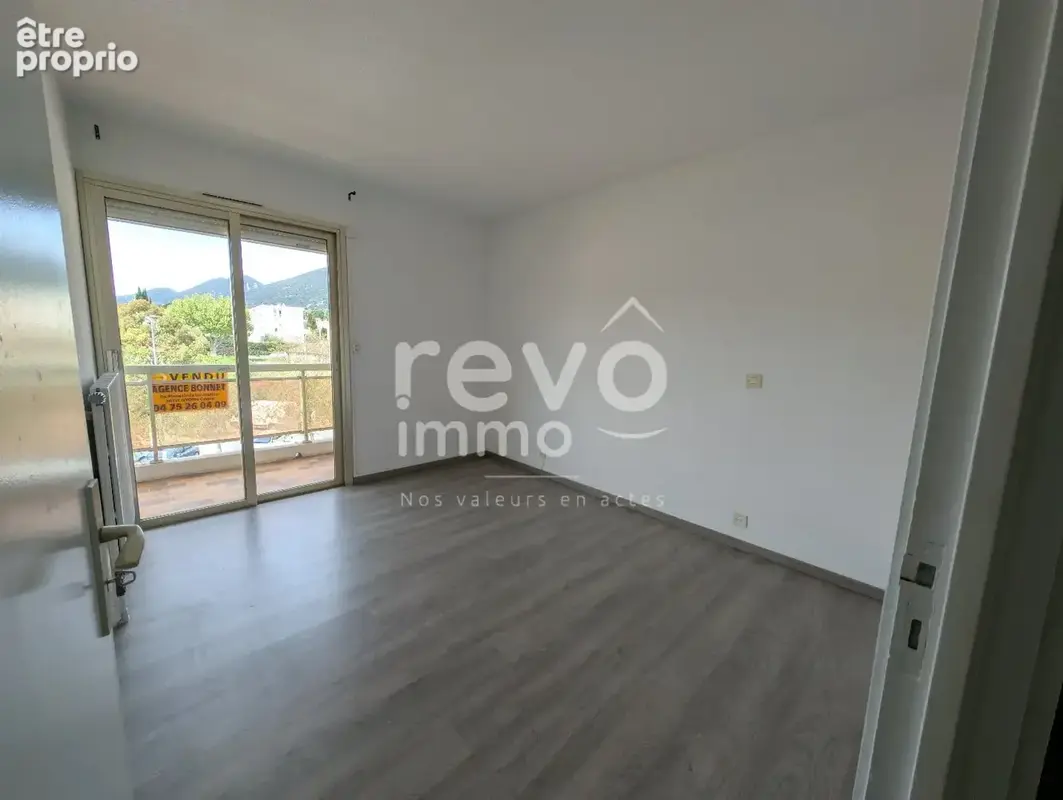 Commerces au pied de l'immeuble ! - photo 6