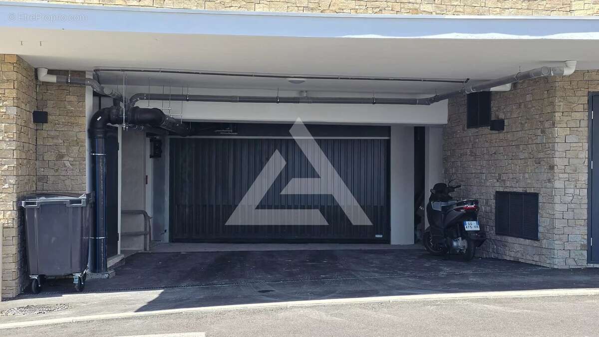 Parking à CAP-D'AIL
