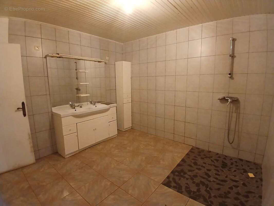 Jolie maison en pierre à rénover - photo 7