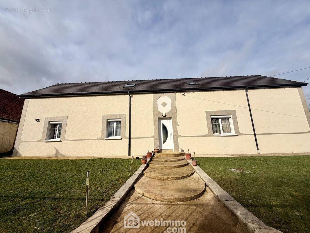 Magnifique maison rénovée en 2021 avec commodités de plain-pied, située dans le charmant village de Versigny ! - Maison à VERSIGNY