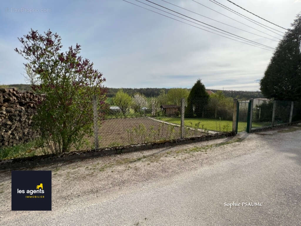 Terrain à VANNES-LE-CHATEL