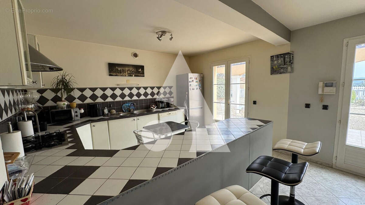 Pertuis - Villa individuelle de 147 m2 sur 1 800 m2 terrain - Piscine-Garages - photo 4