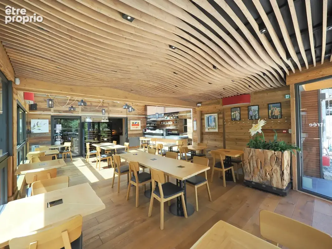Salle de restaurant avec plafond acoustique