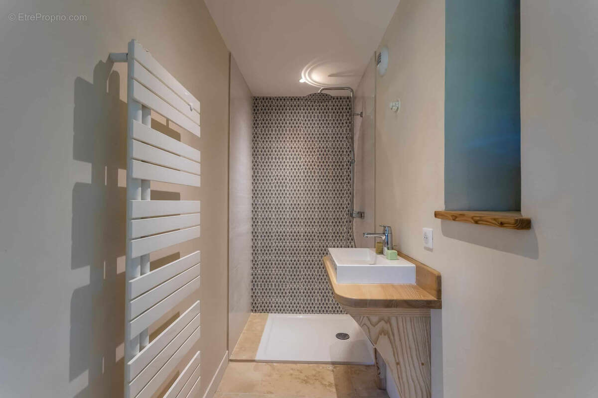 Stone property with renovation project - photo 18