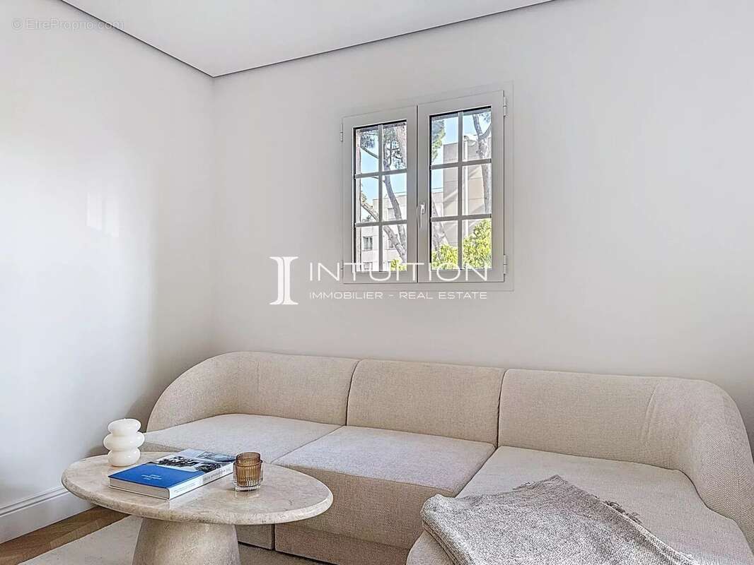 Saint Laurent du Var : 3 pièces entièrement rénové au dernier étage avec garage - photo 18