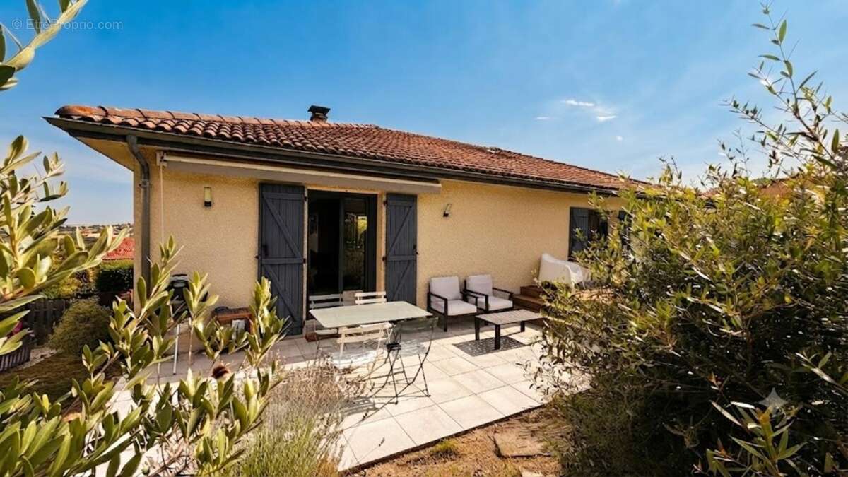 Maison à vendre La Roche-Blanche (63670) – Villa 7 pièces 172 m² avec piscine et vue imprenable - photo 3