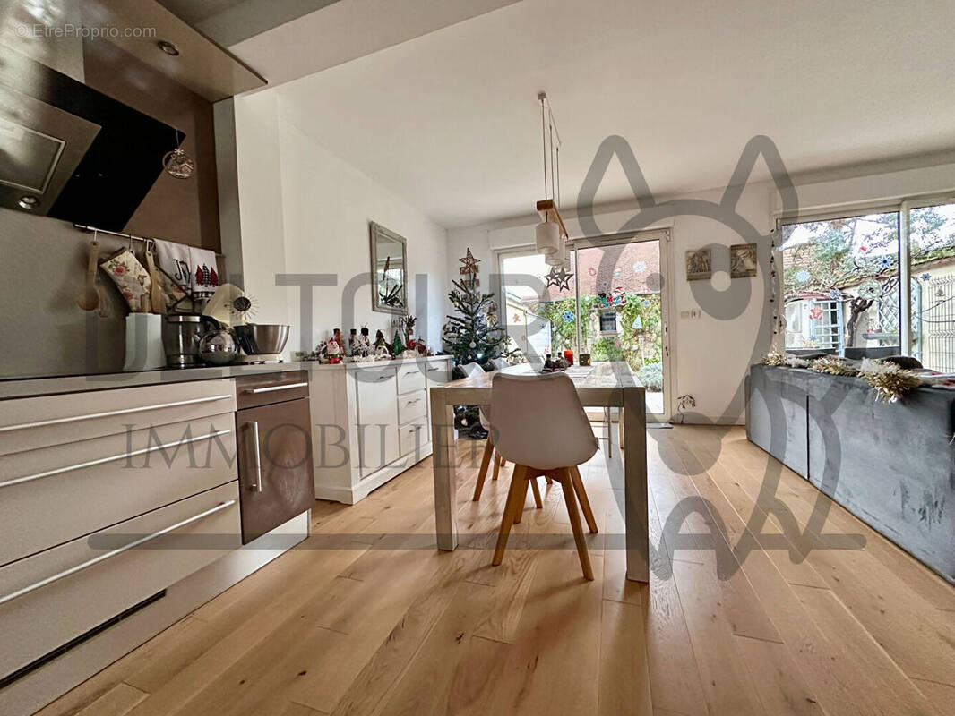 Maison à VILLENEUVE-LE-COMTE