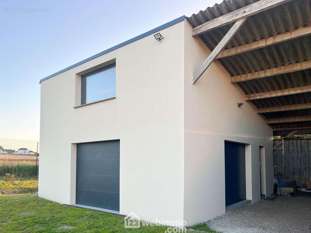 Sur la parcelle, un grand garage de 47 m²... - Maison à BAUNE