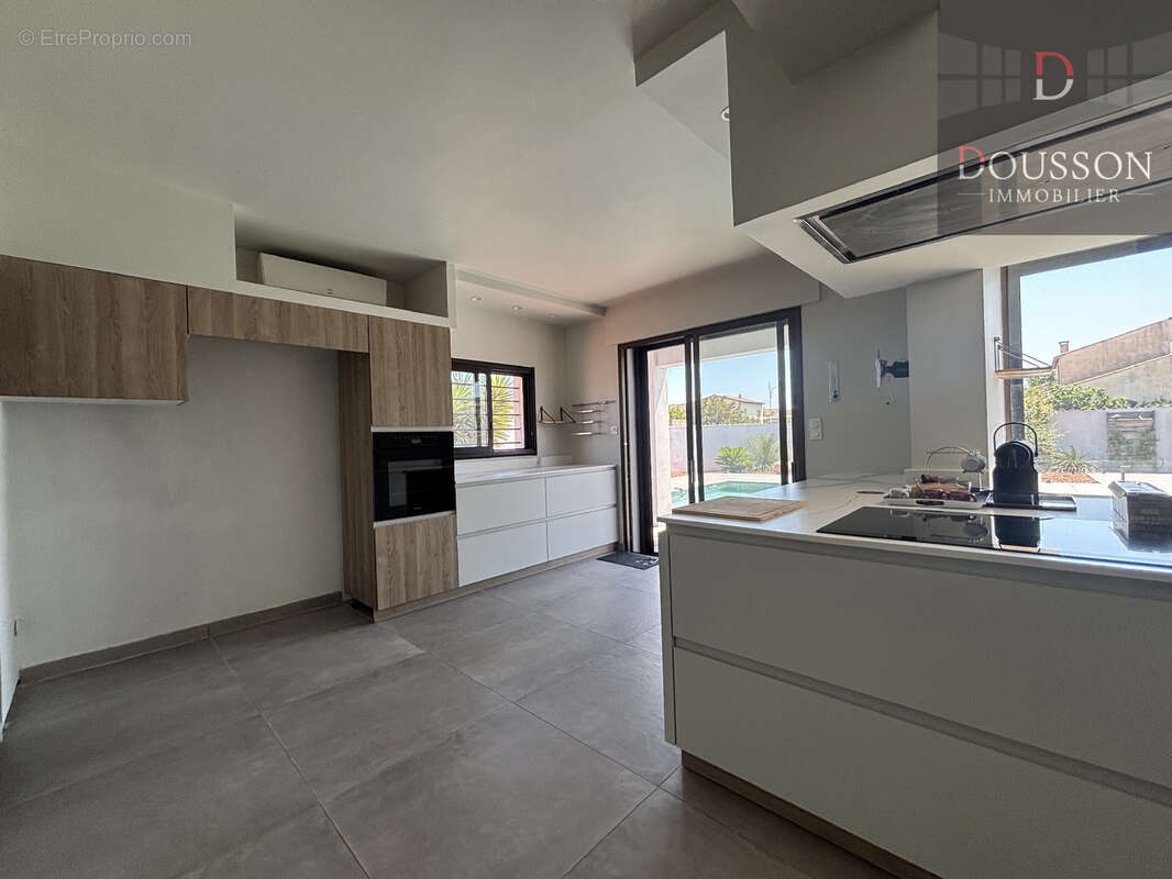Villa de prestige de 220 m2 avec piscine, vaste garage et prestations haut de gamme à Aigues-Mortes - photo 3