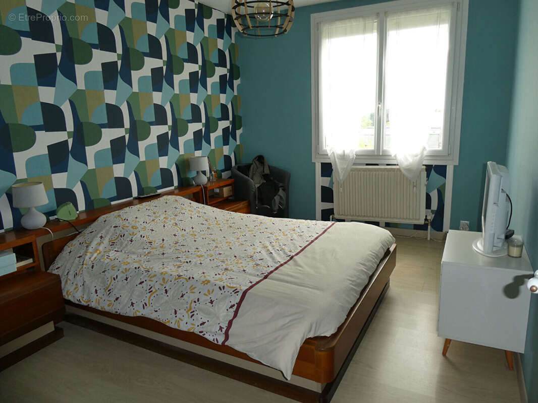 Maison de plain pied avec garage et terrain clos. - photo 5