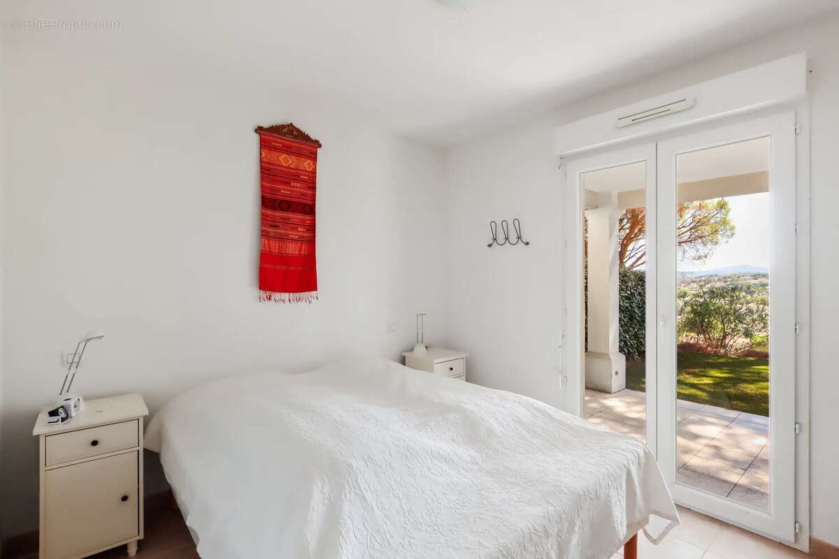 SOUS OFFRE ACCEPTEE - Exclusivité - Sainte-Maxime - Villa mitoyenne avec aperçu  mer, dans domaine sécurisé avec piscine - photo 12