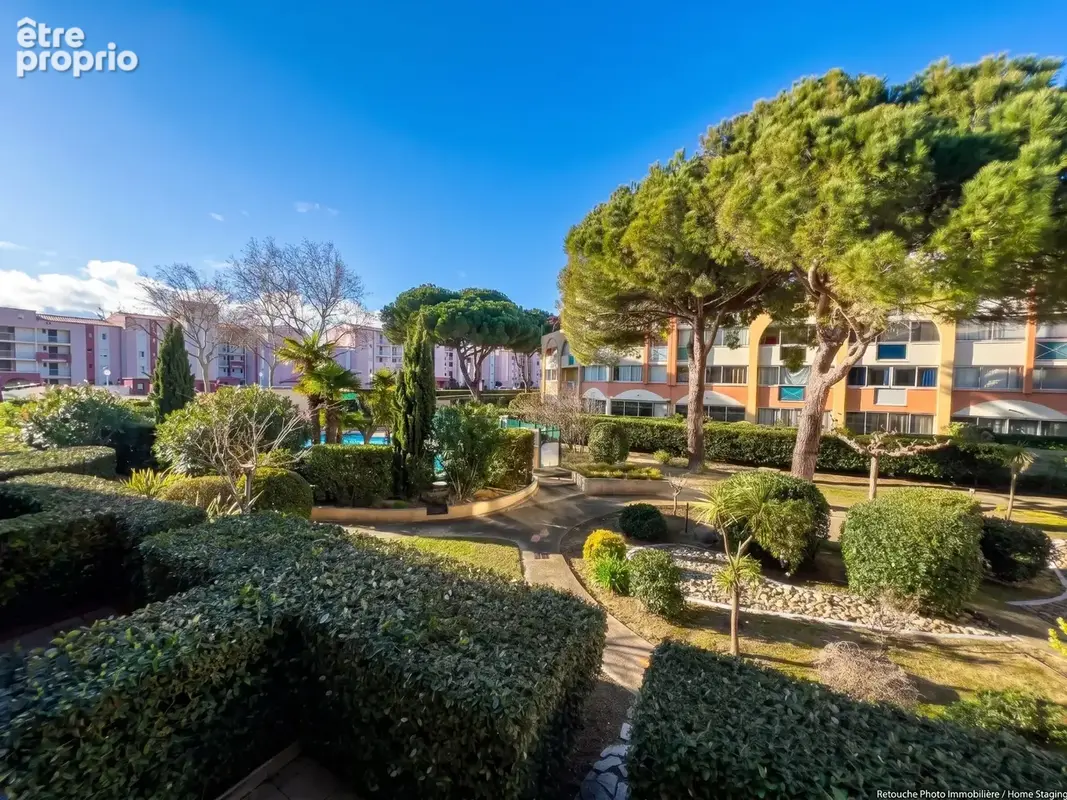 Le cap d’agde – appartement meublé avec vraie cabine fermée à fenêtre  grande loggia fermée modulable 10 m²  vue jardin & piscin - photo 2