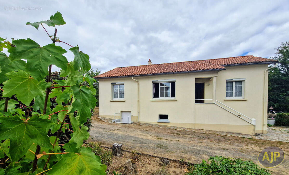 Maison à CUGAND