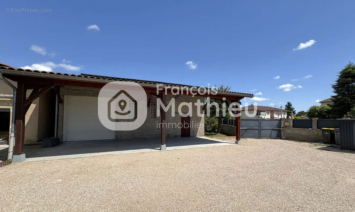 LE PLANTAY - Grande maison 4 chambres et bureau avec grand garage sur 696 m2 de terrain - photo 17