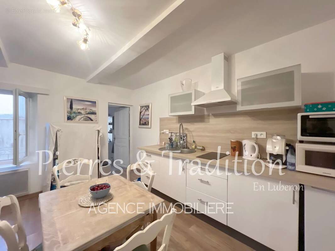 Céreste, immeuble entièrement rénové composé de 3 appartements avec cour et dépendances - photo 3