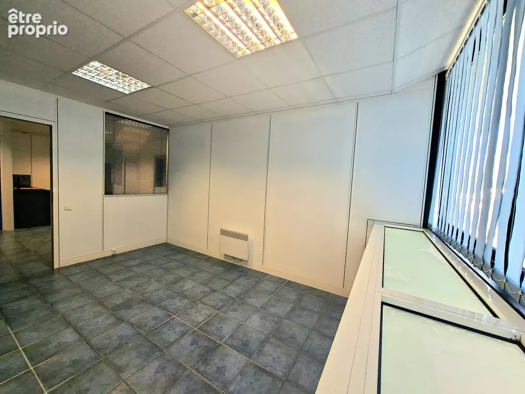 Local 142m2 -  entrepot + bureaux - grand parking - acces pl - photo 10