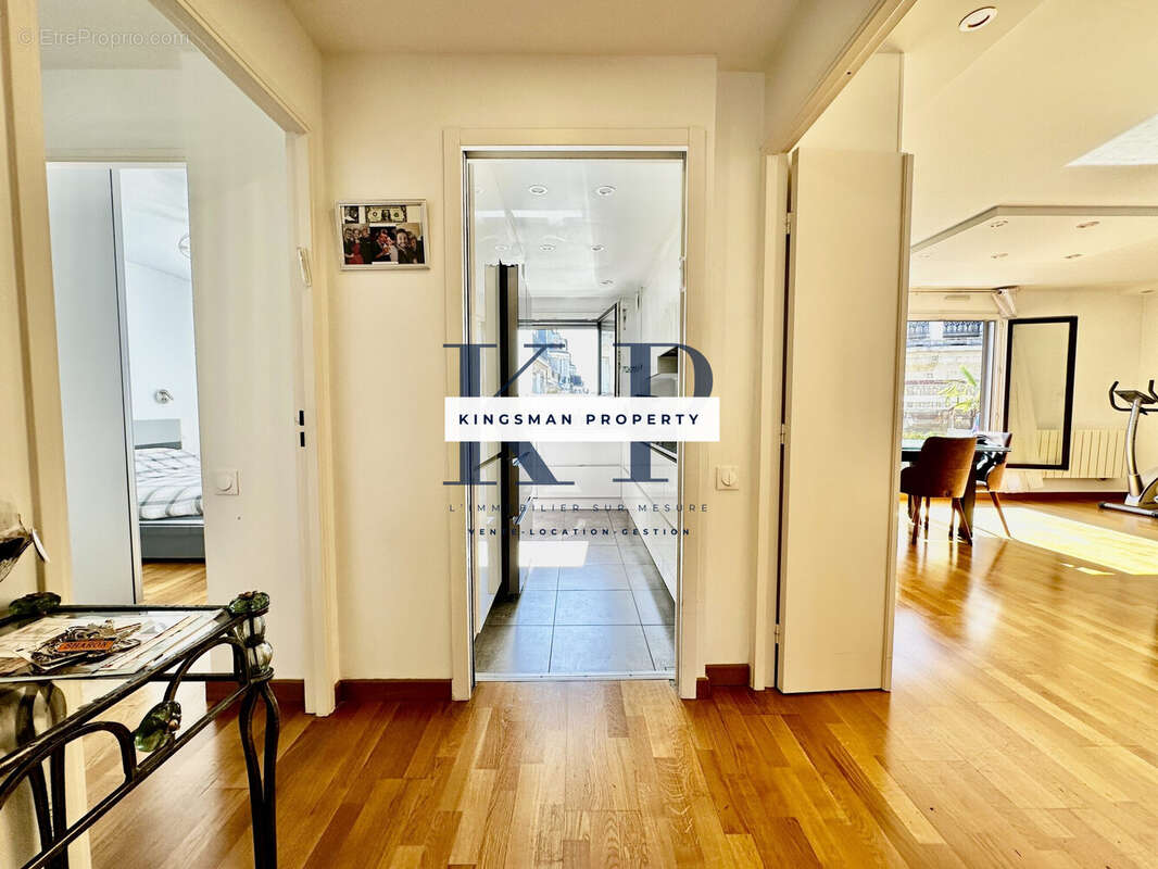 Entrée avec dreassing - Appartement à PARIS-20E