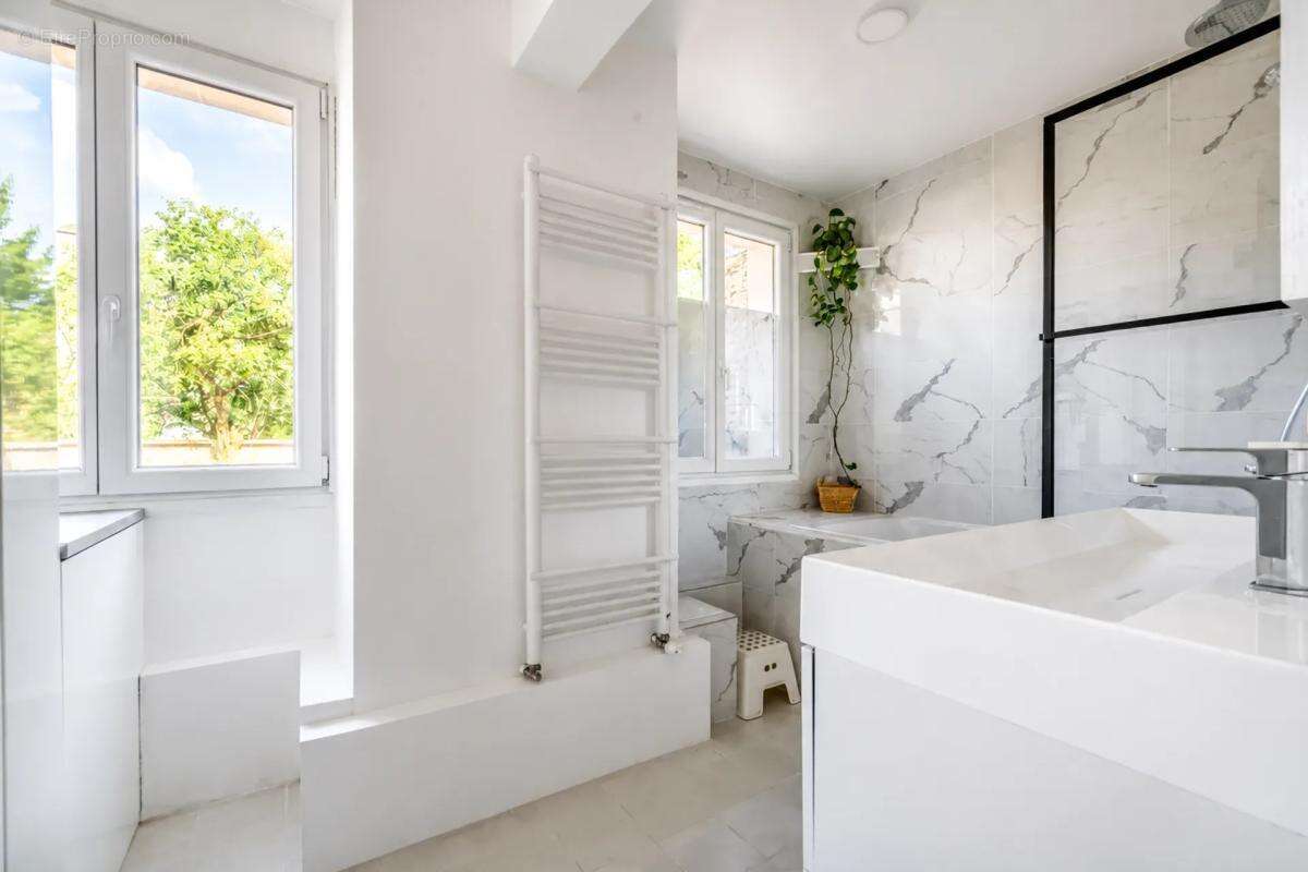 Appartement T3 / 2 chambres / Box et Caves - photo 10