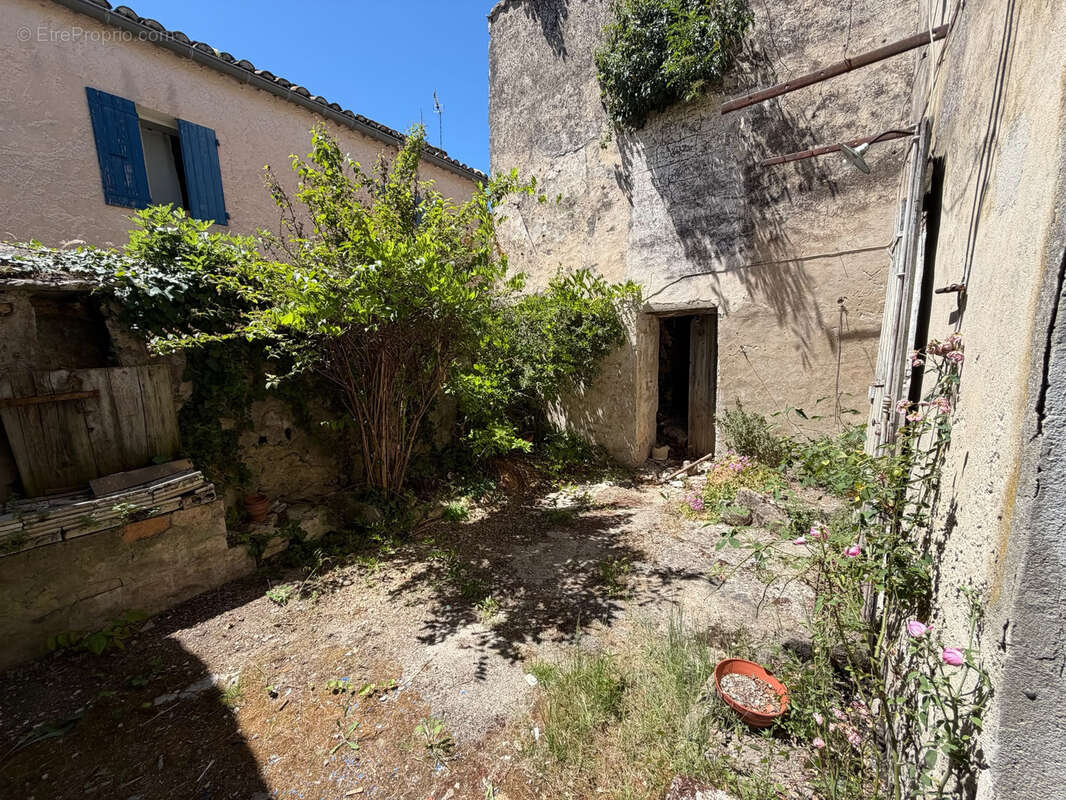 Entrechaux   maison de village à rénover avec cour et garage - photo 14