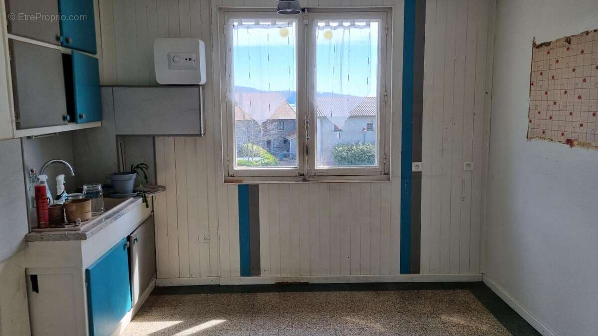 *** VENDU ***  Saint Régis du coin  42660 immeuble  en pierre sur trois niveaux plus combles 100m² de garage possibilité 4 appar - photo 9