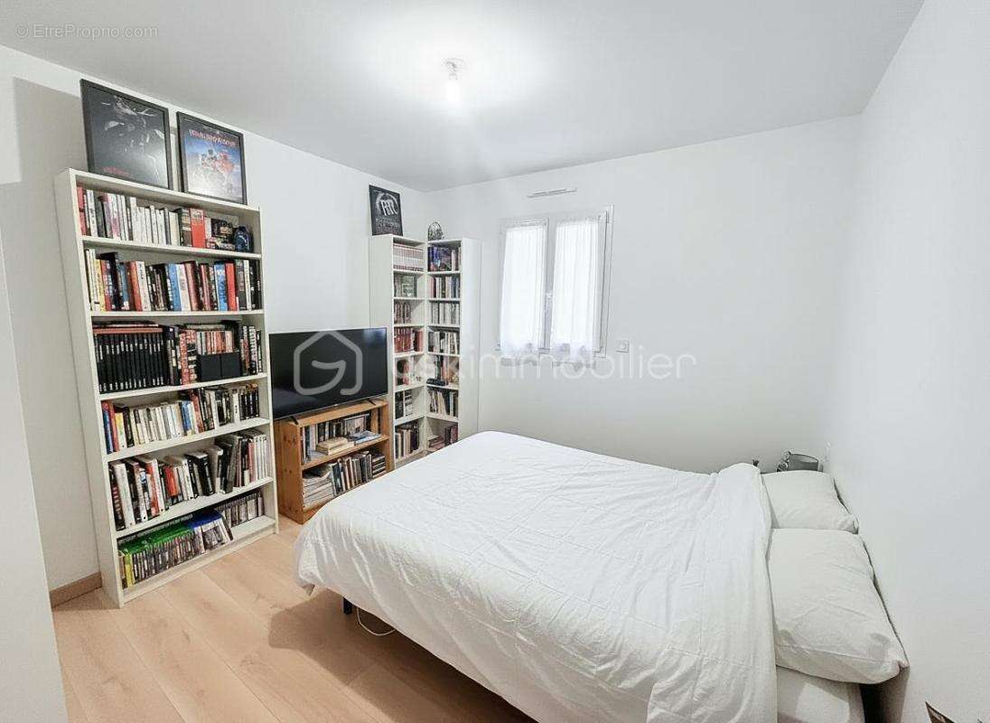 Maison de plain-pied construite en 2024, développant environ 70 m² habitables, édifiée sur une parcelle de 350 m² entièrement cl - photo 4