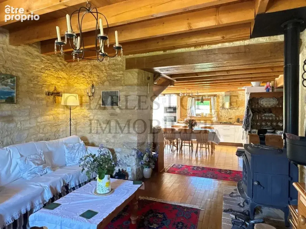 Charmante maison en pierre avec piscine, sur un terrain de 3800 m² , aux portes d’un village vivant de la Bouriane. - photo 8