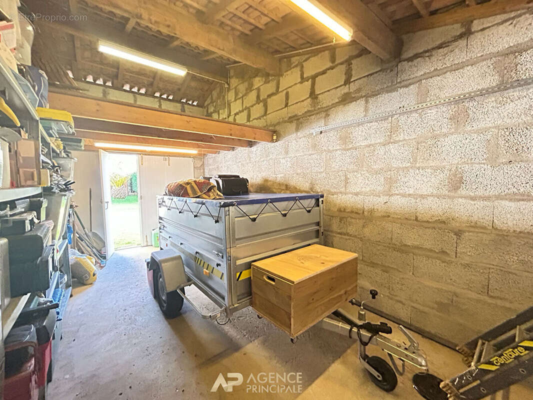 Aytré Maison familiale avec piscine, vie de plain-pied et 3 garages -141m2 - photo 8