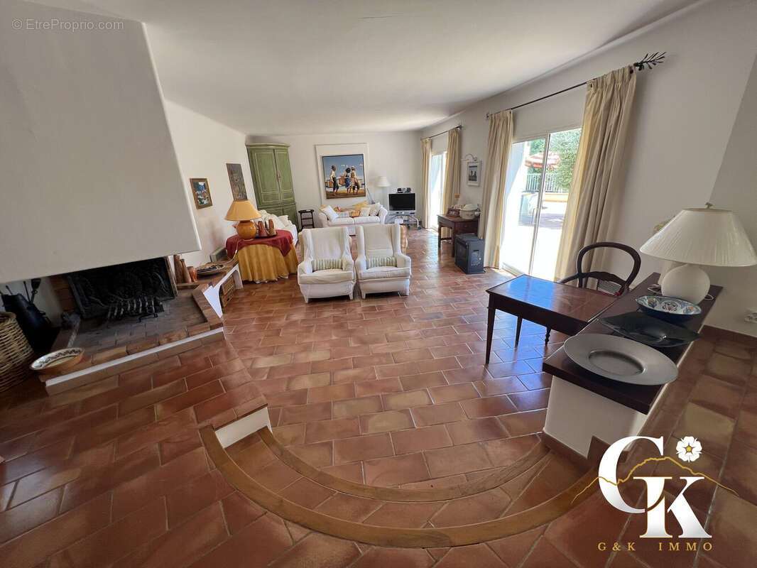 Maison 250 m² à Saint-Cyr-Sur-Mer  - photo 7
